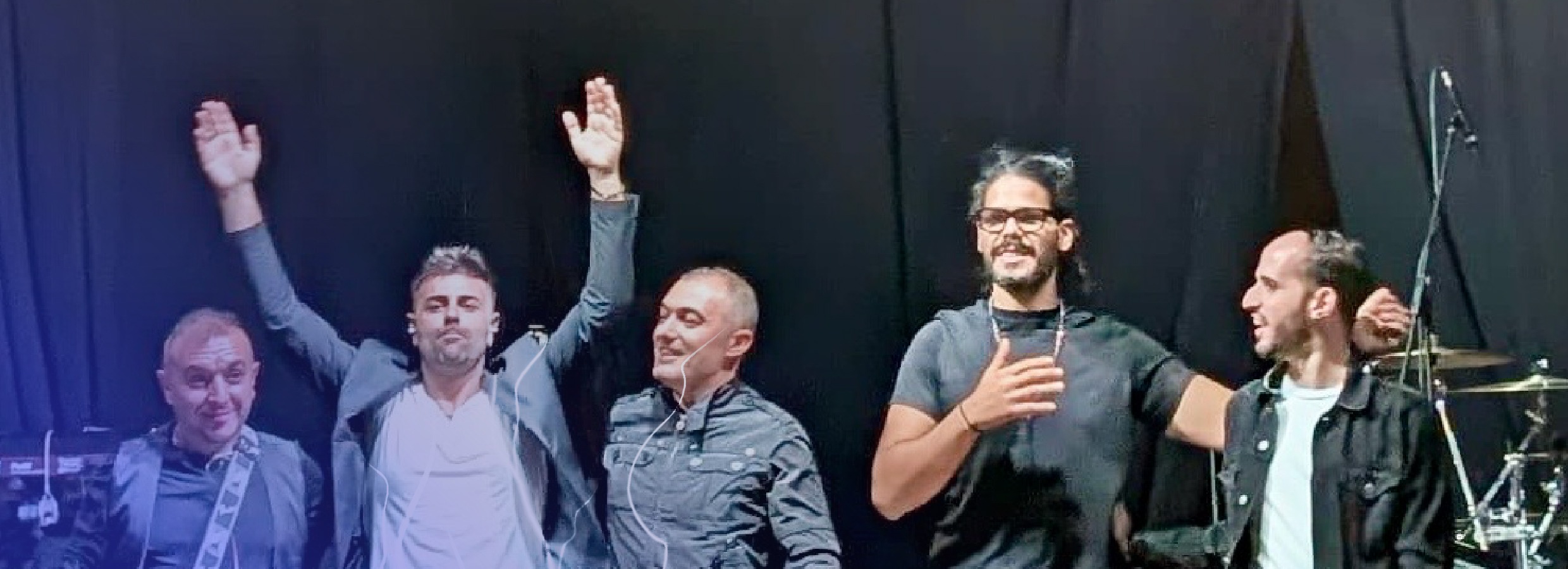 Stereo8: foto di gruppo sul palco a fine concerto