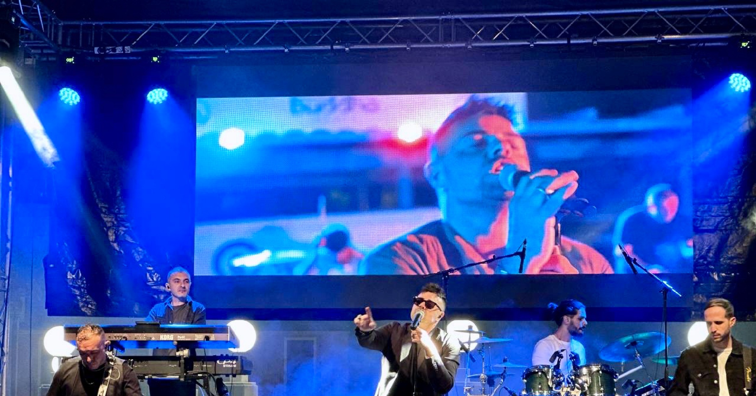 Stereo8 dal vivo: la band al completo sul palco sotto le luci blu